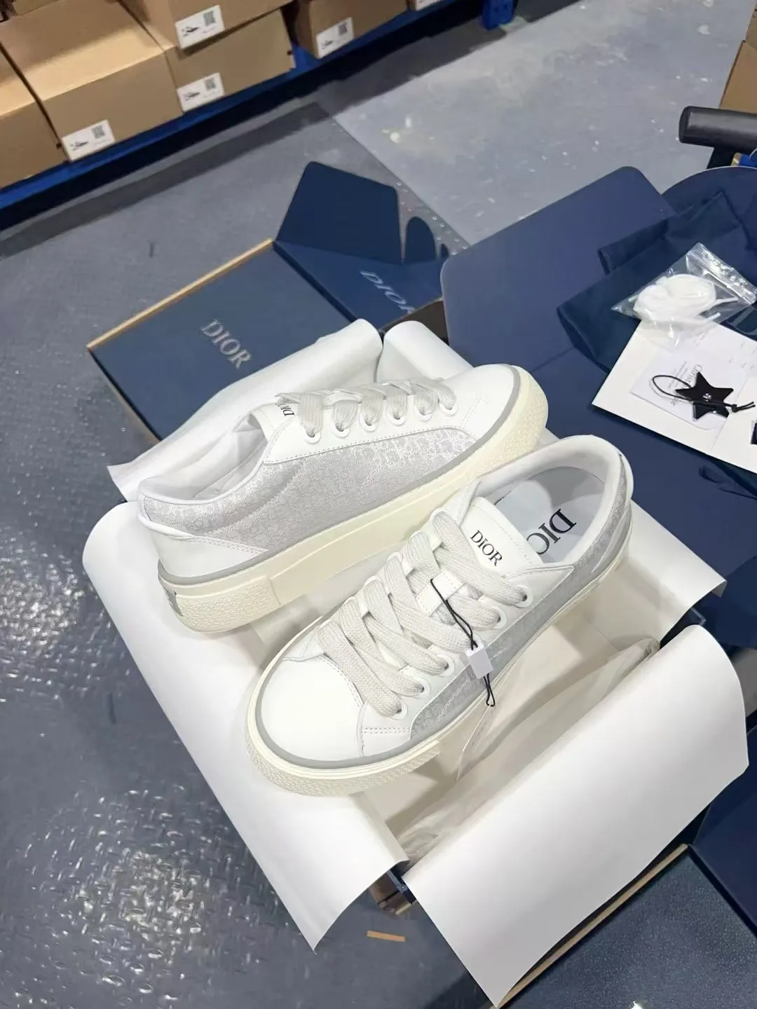 👟👟Ex-factory price 560👟👟 𝐃𝐢𝐨𝐫 𝐱 𝐒𝐭𝐨𝐧𝐞 𝐈𝐬𝐥𝐚𝐧𝐝 𝐁𝟯𝟯 Dior co-branded Stone Island new casual sports shoes Skateboard shoes 111111111 This B33 sneaker comes from the DIOR AND STONE ISLAND limited series. It is a new interpretation of the classic tennis shoe. The fashionable silhouette highlights the heavy texture. The black-dyed cotton has a delicate wash and soft texture, and is finished with the classic Oblique print on the sides, paying homage to the exceptional craftsmanship of the exclusive collaboration. The tongue is embossed with the Dior signature, while cannage panels on the front, DIOR AND STONE ISLAND signature on the back and insole. The rubber outsole features the Dior Oblique pattern, while a contrasting Dior 30 Avenue Montaigne signature on the rear adds style. It can add a modern touch to various casual looks, and can also be matched with other DIOR AND STONE ISLAND items. Exquisite packaging at the delivery counter🛍📦 Customized cowhide material, sheepskin lining, original molded outsole Size: 35-45